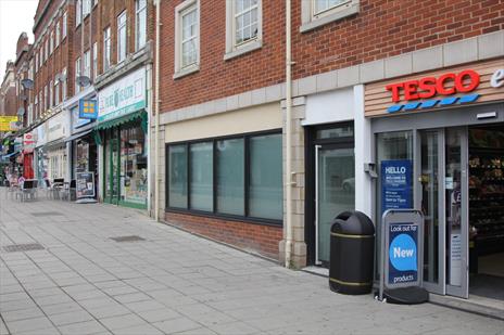 Prominent 'High Street' Shop / Office To Let - Southgate N14